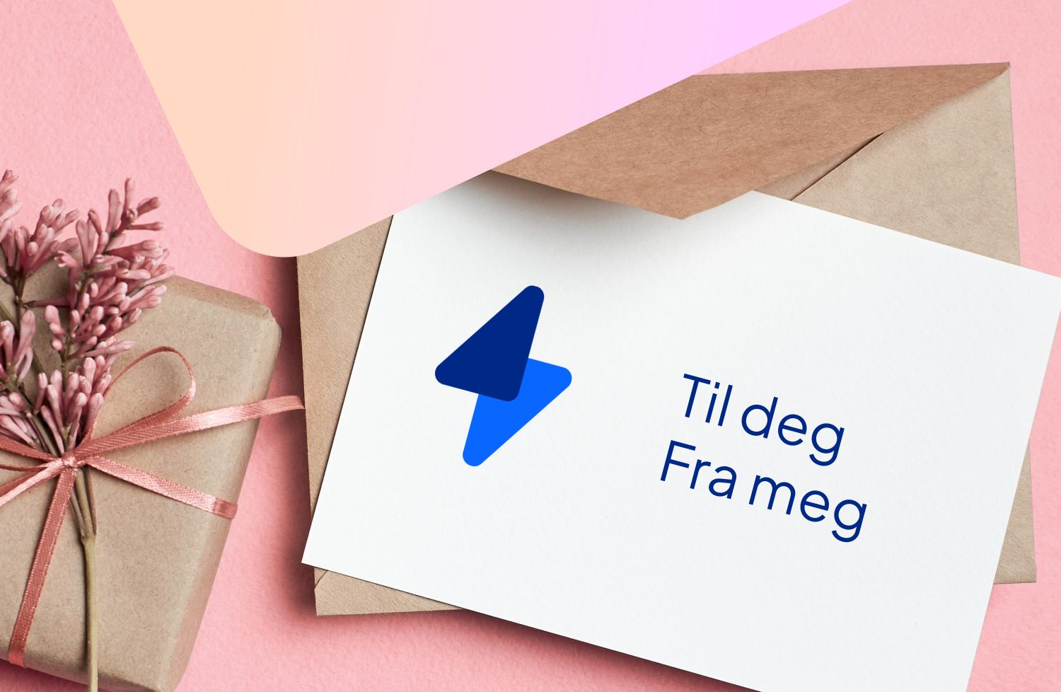 Produktbilde som viser et strømgavekort plassert på en konvolutt, med rosa bakgrunn og en gavepakke ved siden av – fra Ishavskraft