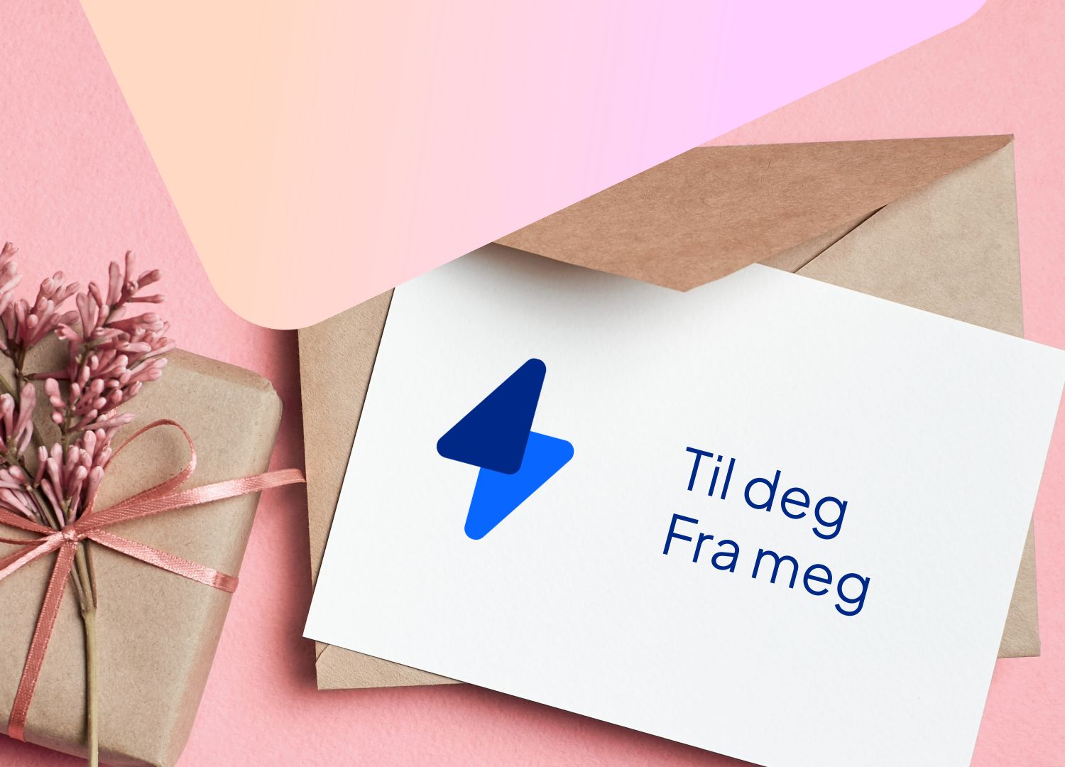 Vinterens varmeste gavekort som du kan du kjøpe hos Ishavskraft, viser en gave og et gavekort fra Ishavskraft, pent pakket inn