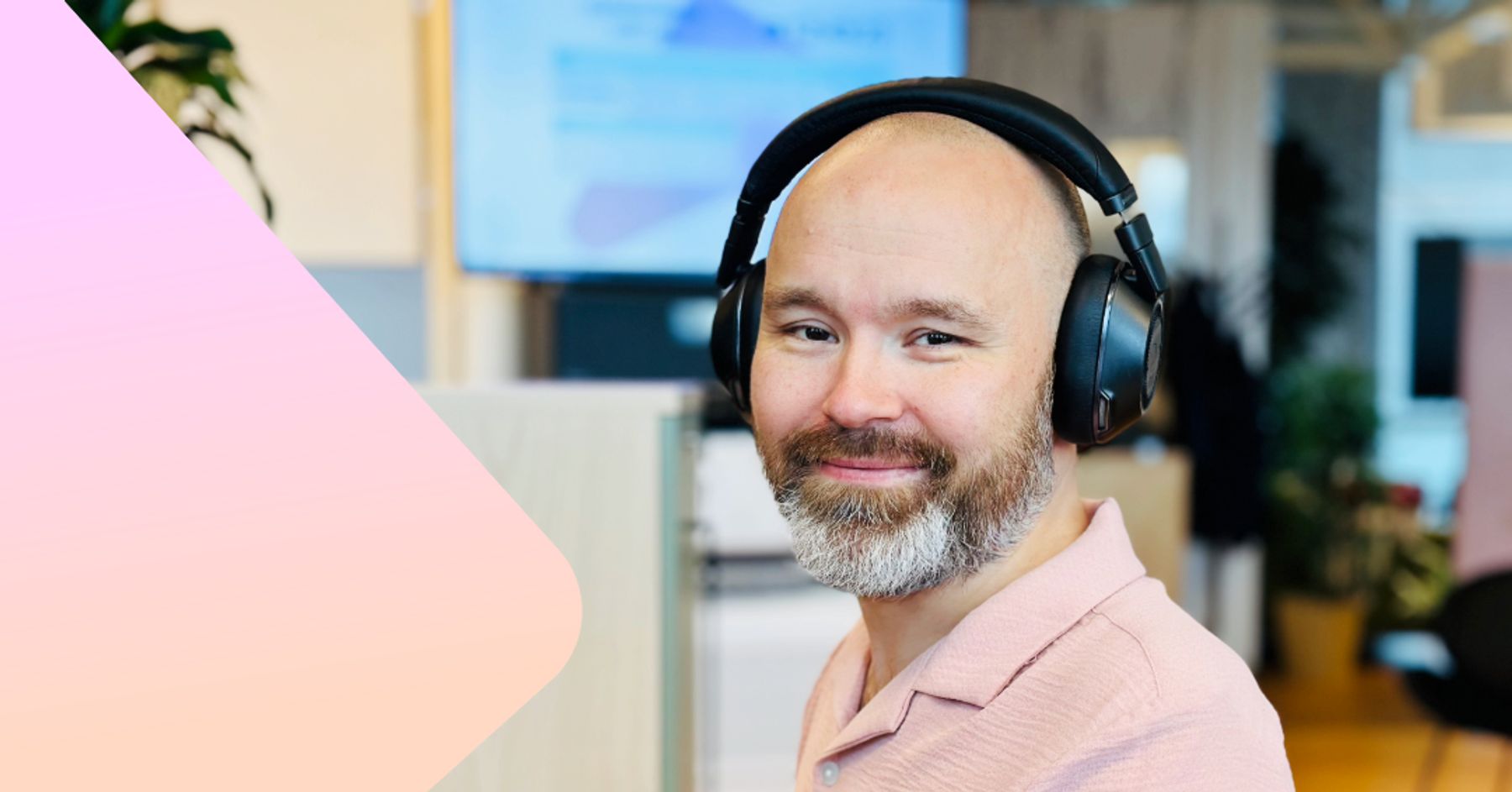 Eskil, på kundeservice hos Ishavskraft, smiler blidt mot kamera. Han sitter i et lyst kontorlandskap og har et sort headset på seg. Ishavskrafts rosa og oransje trekant ligger over den venstre delen av bildet. 