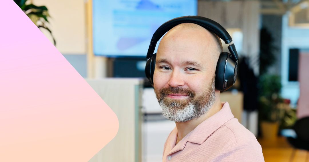 Eskil, på kundeservice hos Ishavskraft, smiler blidt mot kamera. Han sitter i et lyst kontorlandskap og har et sort headset på seg. Ishavskrafts rosa og oransje trekant ligger over den venstre delen av bildet.