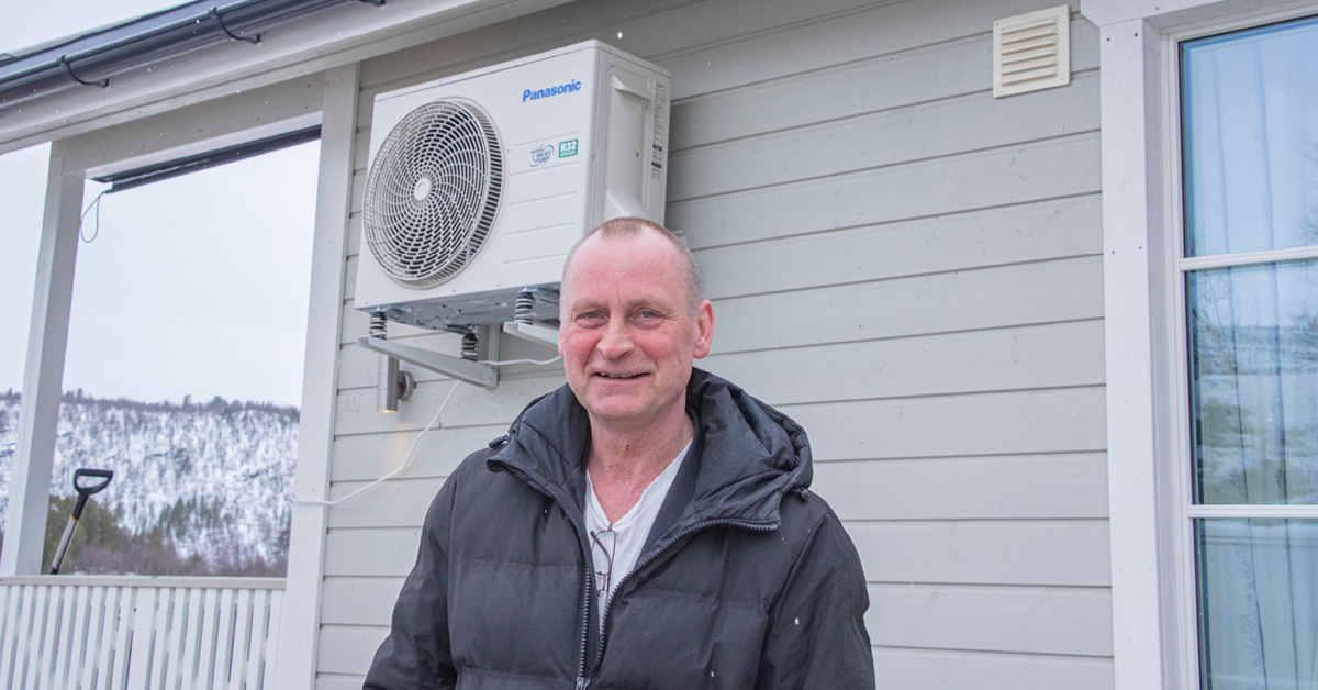 Ronny Berg står foran utedelen til varmepumpa si