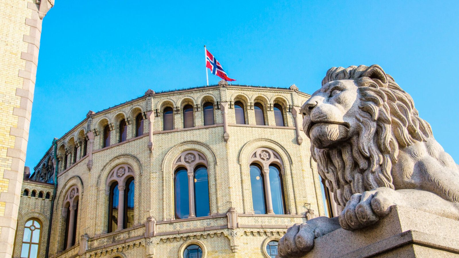 Bilde av løven og Stortinget i Oslo, som i denne sammenhengen representerer strømstøtte-ordningen i Norge