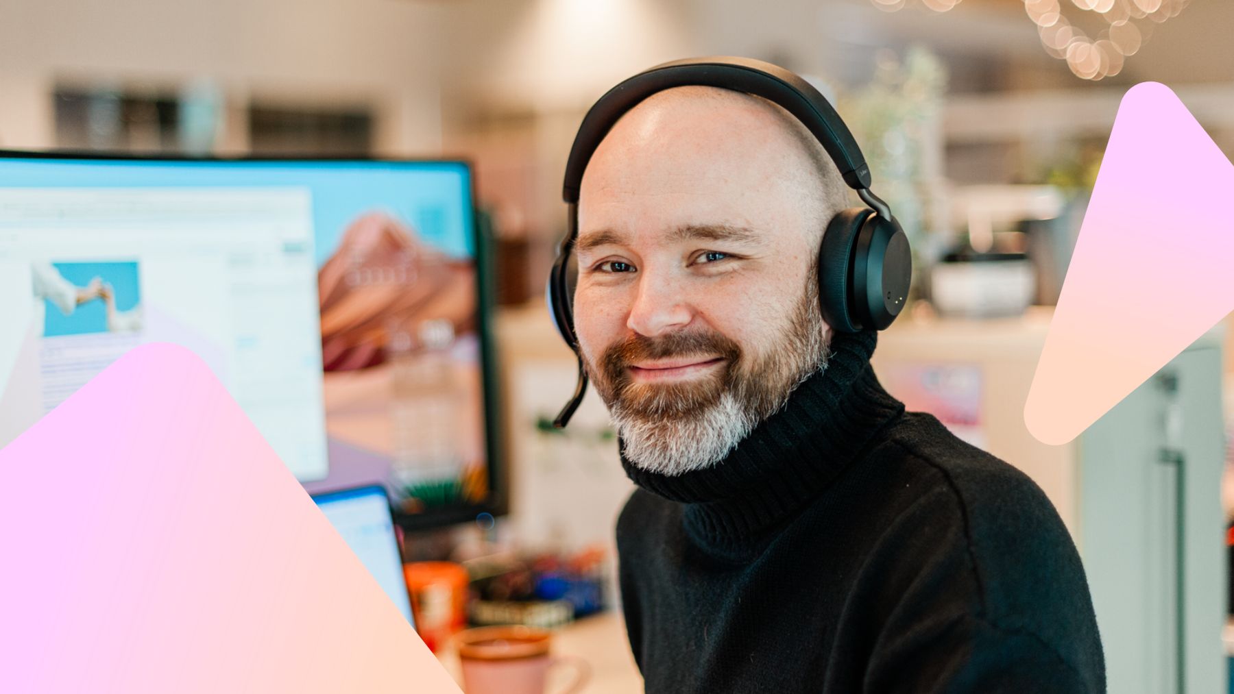 Eskil smiler. Han og de andre på kundeservice sitter klare og venter på telefon fra deg.