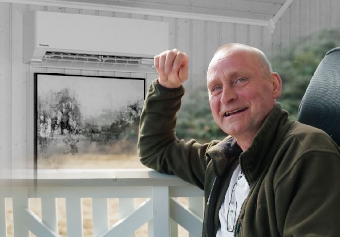 Ronny Berg i en lys stue med Panasonic Flagship 75 luft-til-luft varmepumpe montert over sofaen.