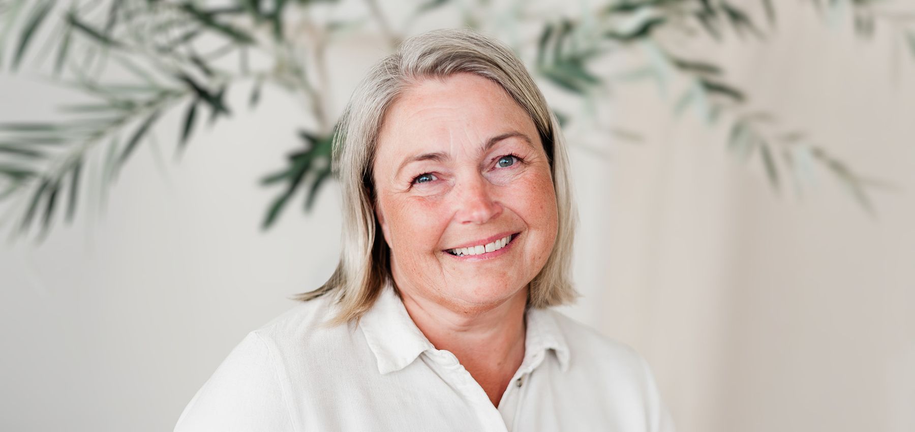 Elin-Cathrine Eriksen, leder for kundeservice i Ishavskraft, portrettert i lyse omgivelser.