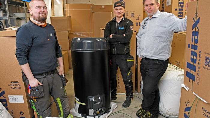 Rørlegger Alexander Antonsen, lærling Sander Karlsen og daglig leder Per Olsen i Høytrykksvakta med en smart varmtvannstank som vil bidra til å redusere forbruk og strømregninger. Høytrykksvakta er en del av rørleggerkjeden VB.