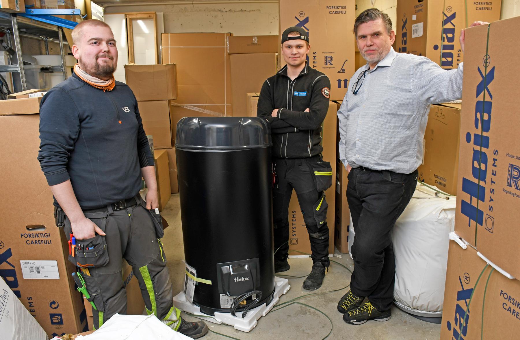 Rørlegger Alexander Antonsen, lærling Sander Karlsen og daglig leder Per Olsen i Høytrykksvakta med en smart varmtvannstank som vil bidra til å redusere forbruk og strømregninger. Høytrykksvakta er en del av rørleggerkjeden VB.​​​​‌﻿‍﻿​‍​‍‌‍﻿﻿‌﻿​‍‌‍‍‌‌‍‌﻿‌‍‍‌‌‍﻿‍​‍​‍​﻿‍‍​‍​‍‌﻿​﻿‌‍​‌‌‍﻿‍‌‍‍‌‌﻿‌​‌﻿‍‌​‍﻿‍‌‍‍‌‌‍﻿﻿​‍​‍​‍﻿​​‍​‍‌‍‍​‌﻿​‍‌‍‌‌‌‍‌‍​‍​‍​﻿‍‍​‍​‍‌‍‍​‌﻿‌​‌﻿‌​‌﻿​​‌﻿​﻿​﻿‍‍​‍﻿﻿​‍﻿﻿‌‍‍‌‌﻿​﻿‌‍‍​‌‍​‌‌﻿‌‍‌﻿​﻿‌‍‍﻿‌﻿​‍‌‍​‌‌‍‌‍‌﻿‌​​‍﻿‍‌﻿​﻿‌‍​‌‌‍﻿‍‌‍‍‌‌﻿‌​‌﻿‍‌​‍﻿‍‌﻿​﻿‌﻿‌​‌﻿‌‌‌‍‌​‌‍‍‌‌‍﻿﻿​‍﻿﻿‌‍‍‌‌‍﻿‍‌﻿‌​‌‍‌‌‌‍﻿‍‌﻿‌​​‍﻿﻿‌‍‌‌‌‍‌​‌‍‍‌‌﻿‌​​‍﻿﻿‌‍﻿‌‌‍﻿﻿‌‍‌​‌‍‌‌​﻿﻿‌‌﻿​​‌﻿​‍‌‍‌‌‌﻿​﻿‌‍‌‌‌‍﻿‍‌﻿‌​‌‍​‌‌﻿‌​‌‍‍‌‌‍﻿﻿‌‍﻿‍​﻿‍﻿‌‍‍‌‌‍‌​​﻿﻿‌​﻿‍‌​﻿‌​‌‍‌​​﻿​‍​﻿‍‌​﻿​‍​﻿​‌​﻿‍​​‍﻿‌‌‍‌‍‌‍​‍​﻿‌‍‌‍‌‍​‍﻿‌​﻿‌​‌‍​﻿‌‍‌‌​﻿​​​‍﻿‌‌‍​‍​﻿​‌​﻿​​‌‍‌‍​‍﻿‌​﻿‍​​﻿‌​​﻿​​‌‍​‍‌‍‌​‌‍‌‍‌‍‌‌‌‍‌​‌‍​‍​﻿‌﻿​﻿‌‍​﻿‍​​﻿‍﻿‌﻿‌​‌﻿‍‌‌﻿​​‌‍‌‌​﻿﻿‌‌‍​‌‌﻿​‍‌﻿‌​‌‍‍‌‌‍​﻿‌‍﻿​‌‍‌‌​﻿‍﻿‌﻿​​‌‍​‌‌﻿‌​‌‍‍​​﻿﻿‌‌‍‍‌‌‍﻿‌‌‍​‌‌‍‌﻿‌‍‌‌​‍﻿‍‌‍​‌‌‍﻿​‌﻿‌​​﻿﻿﻿‌‍​‍‌‍​‌‌﻿​﻿‌‍‌‌‌‌‌‌‌﻿​‍‌‍﻿​​﻿﻿‌‌‍‍​‌﻿‌​‌﻿‌​‌﻿​​‌﻿​﻿​‍‌‌​﻿​﻿‌​​‌​‍‌‌​﻿​‍‌​‌‍​‍‌‌​﻿​‍‌​‌‍‌‍‍‌‌﻿​﻿‌‍‍​‌‍​‌‌﻿‌‍‌﻿​﻿‌‍‍﻿‌﻿​‍‌‍​‌‌‍‌‍‌﻿‌​​‍﻿‍‌﻿​﻿‌‍​‌‌‍﻿‍‌‍‍‌‌﻿‌​‌﻿‍‌​‍﻿‍‌﻿​﻿‌﻿‌​‌﻿‌‌‌‍‌​‌‍‍‌‌‍﻿﻿​‍‌‍‌‍‍‌‌‍‌​​﻿﻿‌​﻿‍‌​﻿‌​‌‍‌​​﻿​‍​﻿‍‌​﻿​‍​﻿​‌​﻿‍​​‍﻿‌‌‍‌‍‌‍​‍​﻿‌‍‌‍‌‍​‍﻿‌​﻿‌​‌‍​﻿‌‍‌‌​﻿​​​‍﻿‌‌‍​‍​﻿​‌​﻿​​‌‍‌‍​‍﻿‌​﻿‍​​﻿‌​​﻿​​‌‍​‍‌‍‌​‌‍‌‍‌‍‌‌‌‍‌​‌‍​‍​﻿‌﻿​﻿‌‍​﻿‍​​‍‌‍‌﻿‌​‌﻿‍‌‌﻿​​‌‍‌‌​﻿﻿‌‌‍​‌‌﻿​‍‌﻿‌​‌‍‍‌‌‍​﻿‌‍﻿​‌‍‌‌​‍‌‍‌﻿​​‌‍​‌‌﻿‌​‌‍‍​​﻿﻿‌‌‍‍‌‌‍﻿‌‌‍​‌‌‍‌﻿‌‍‌‌​‍﻿‍‌‍​‌‌‍﻿​‌﻿‌​​‍​‍‌﻿﻿‌