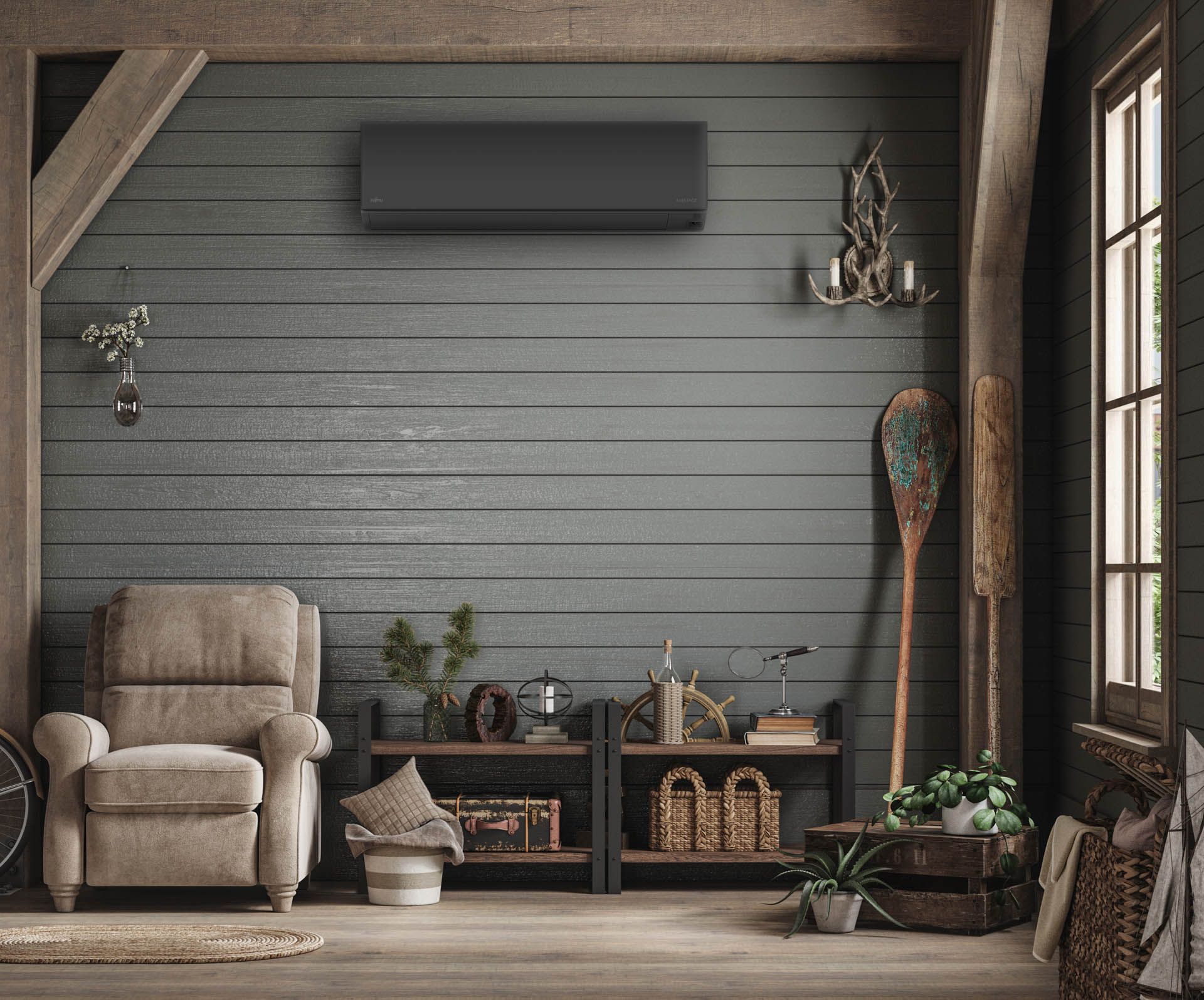 Sort Fujitsu Norgespumpe på en mørk hyttevegg. 