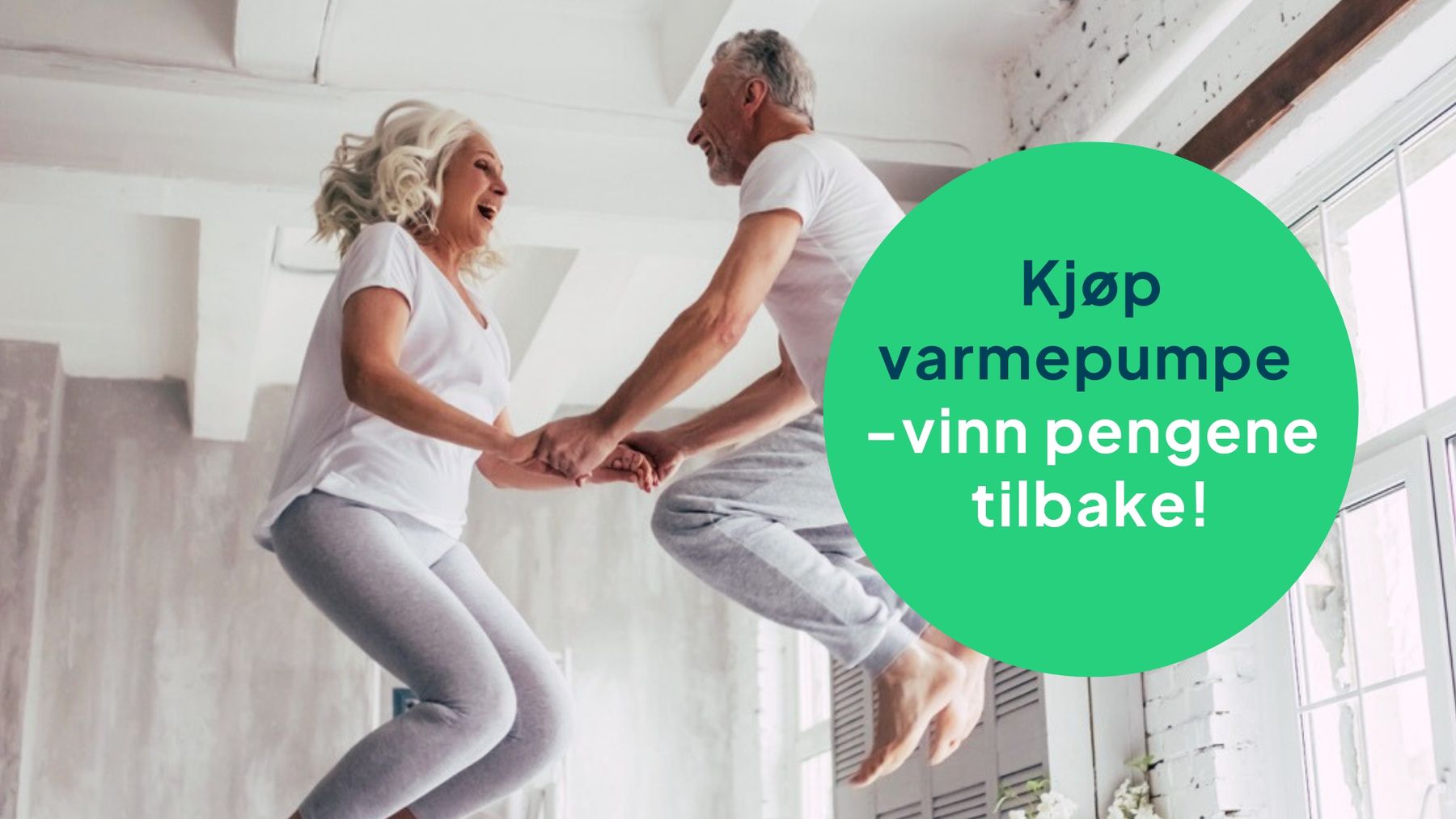 Et eldre par feirer med å hoppe i sofaen i den lyse stua si. De er glade for premien som du kan vinne i Ishavskraft sin oktober-konkurranse, kjøp en varmepumpe og vinn pengene tilbake.