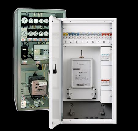 Full oppgradering – Oppgradering av sikringsskapet med hvit dør, ferdig montert