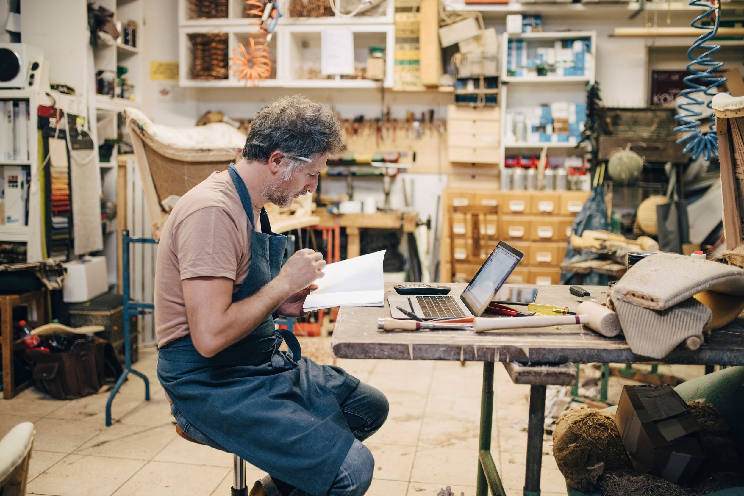 Mann som setter seg inn i strømforbruk, strømpriser og nyttige tips for å bruke strøm smartere i hverdagen.