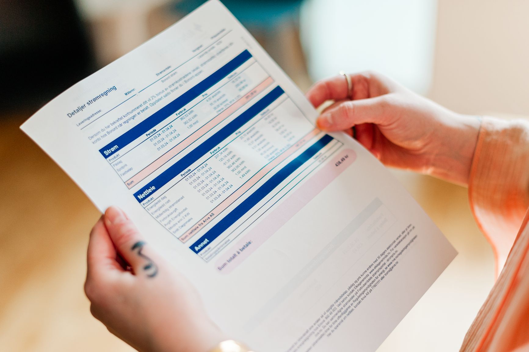 Person i lyse omgivelser med grønne planter i bakgrunnen – brukt som illustrasjon i artikkel om varmepumper og strømsparing