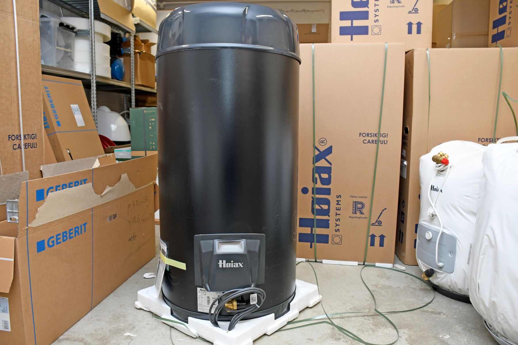 Hjemme står som regel varmtvannstanken og brummer «usynlig» for seg selv i en kjeller eller på et vaskerom. Men ved siden av oppvarming er varmtvann det du bruker mest strøm på i hjemmet ditt.