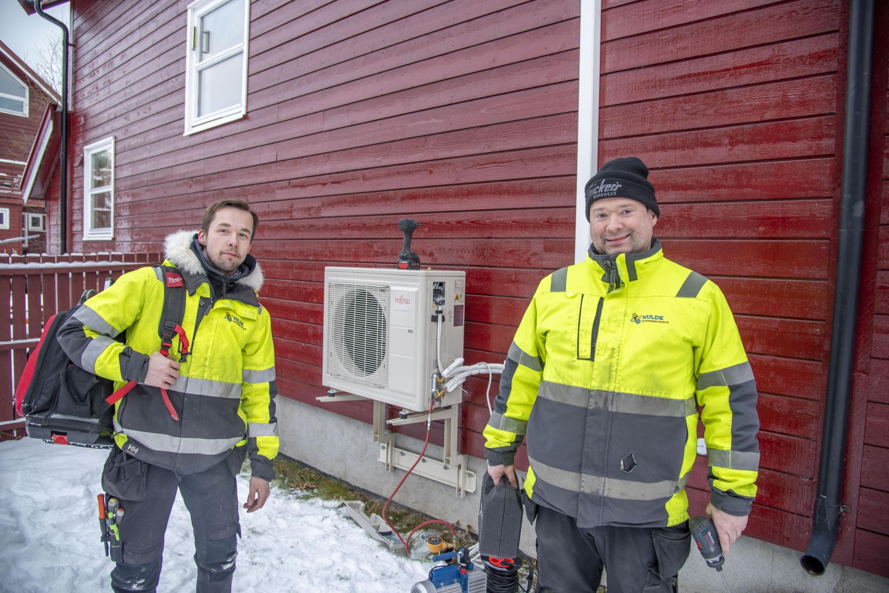 Duoen Nils Thomas Aronsen og Raymond Ratama i Kulde og Varmepumpe Service AS etter nok et endt oppdrag for Ishavskraft.