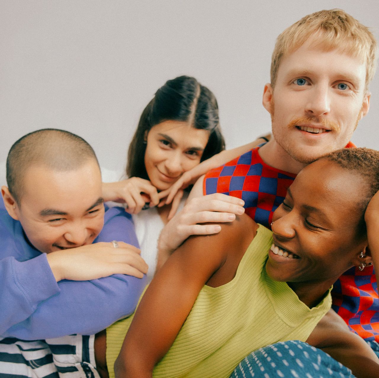 Den samme vennegjengen som tidligere har det gøy sammen.