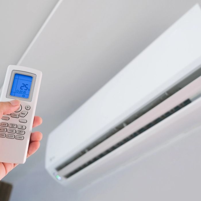 En samling av produktene du kan kjøpe i nettbutikken, fujitsu varmepumpe, høiax smart varmtvannsbereder, sikringsskap