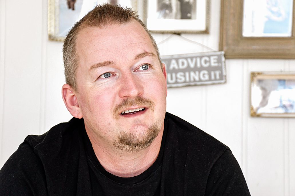 Richard Bache-Wiig som skaffer seg oversikt over strømforbruket sitt.