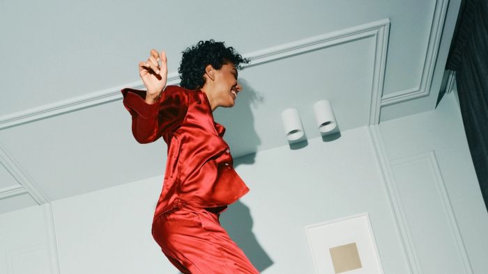 Kaffekopp på dynen ved siden av et magasin, illustrerer en avslappende start på dagen med en gunstig strømavtale