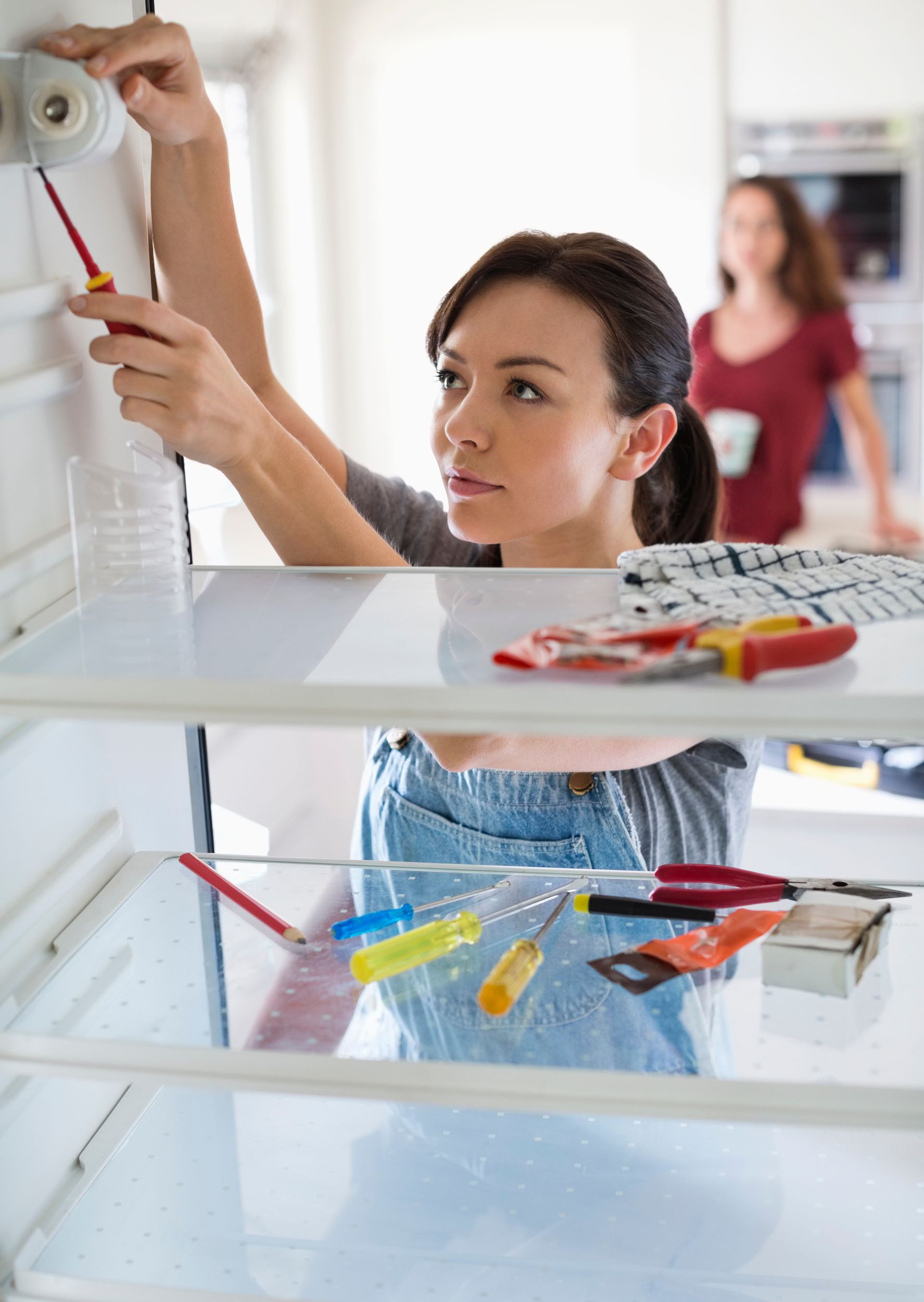 Elektriker klargjør el-opplegg i nytt kjøkken under oppussing.