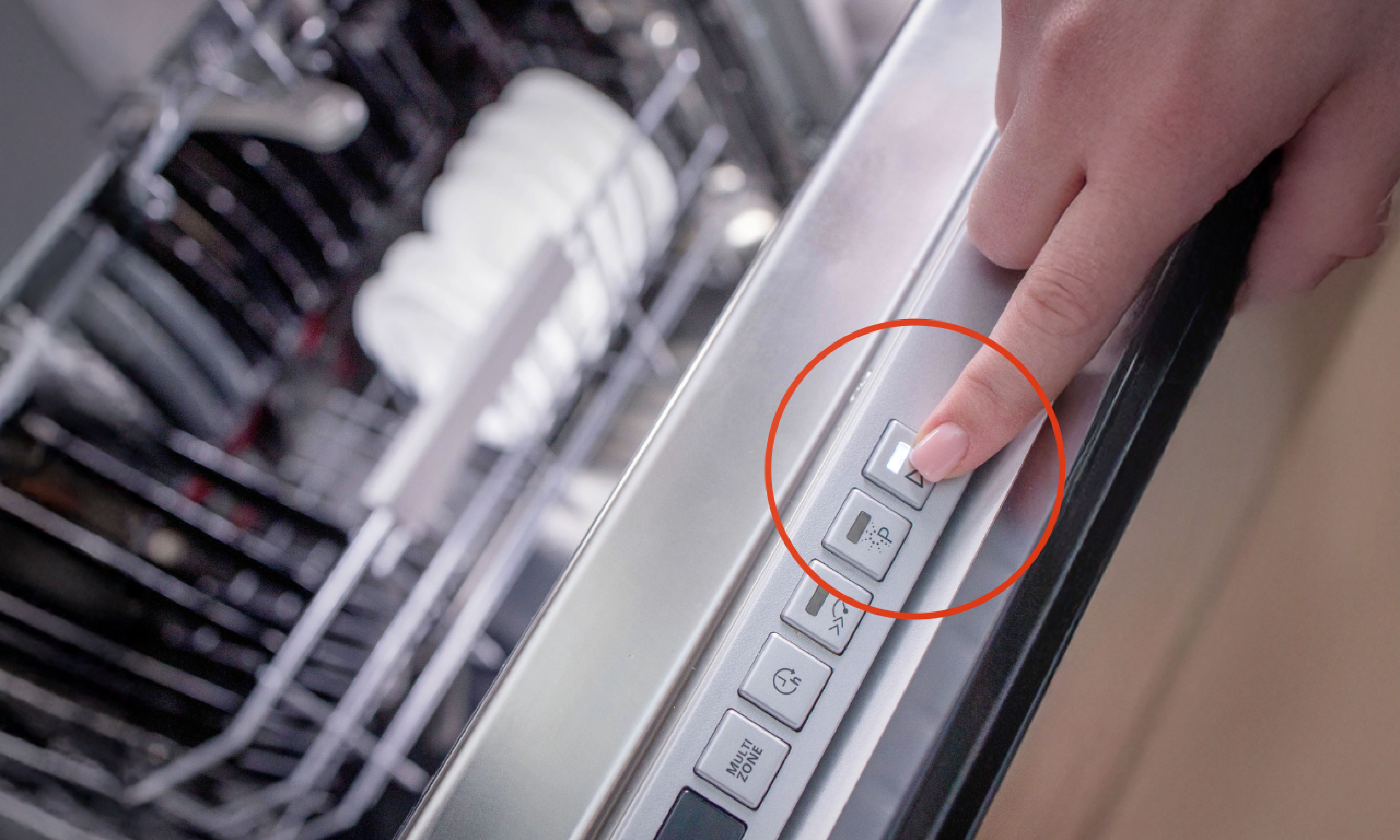 Nærbilde av en hånd som trykker på ECO-knappen på en oppvaskmaskin, illustrerende at dette programmet kan redusere nettleiekostnader.
