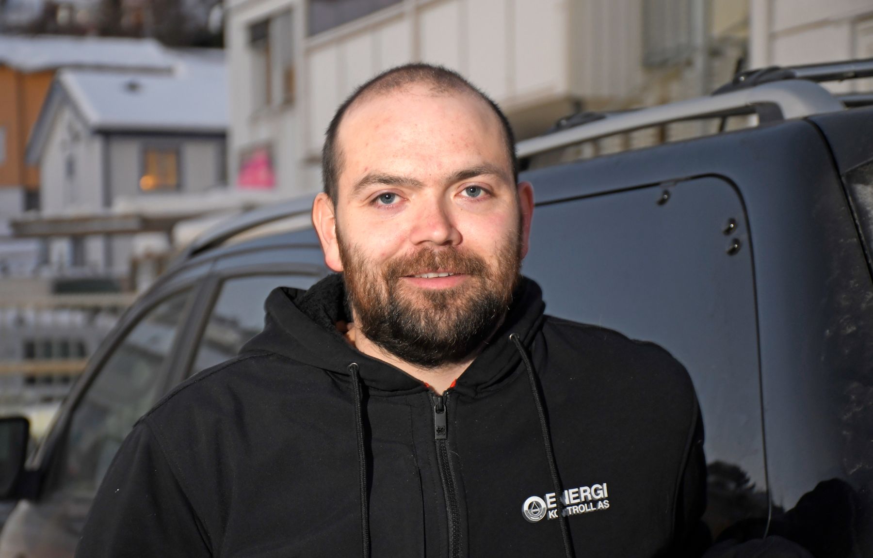 – Tilbudet fra Ishavskraft om å betale varmepumpa over strømregninga, er så godt at jeg selv hadde slått til på dette om jeg ikke hadde som jobb å selge varmepumper selv, sier Pål-Oskar Guttormsen.