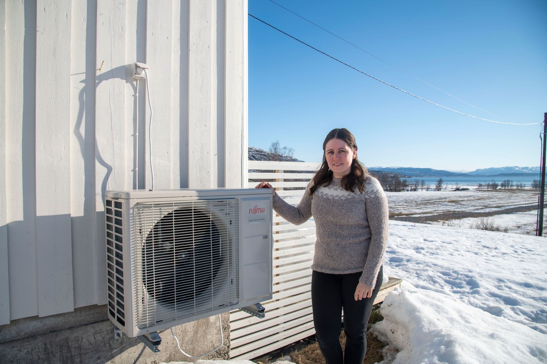 Marlene poserer ved utedelen til varmepumpa