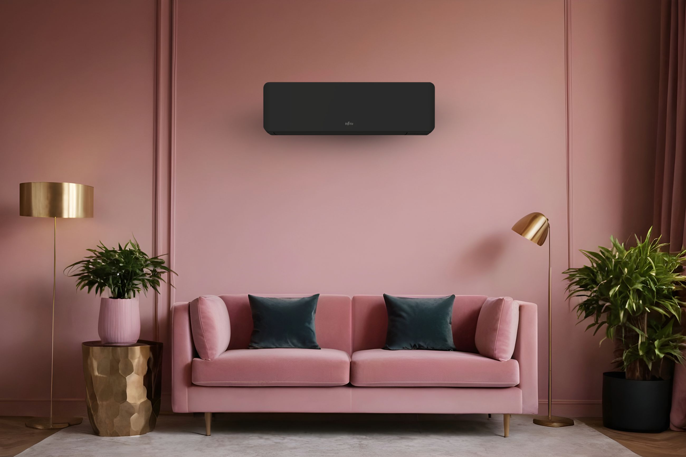 Miljøbilde av en nordisk stue med moderne interiørdesign fra Ishavskraft, der en sort Fujitsu Norgespumpa-varmepumpe er veggmontert og en elegant sofa fullfører rommet