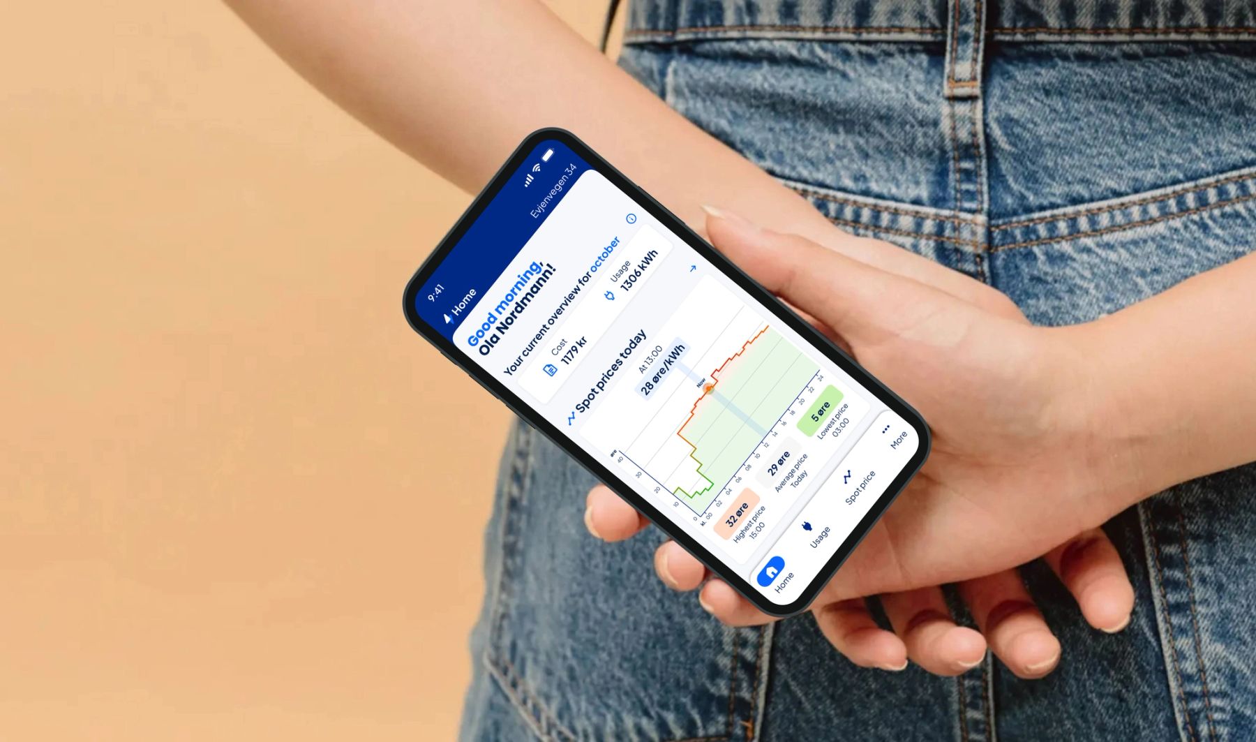 Dame står med ryggen til, holder hendene bak ryggen med skjermen på telefonen ut slik at vi ser at det er Ishavskraft-appen hun har åpen.
