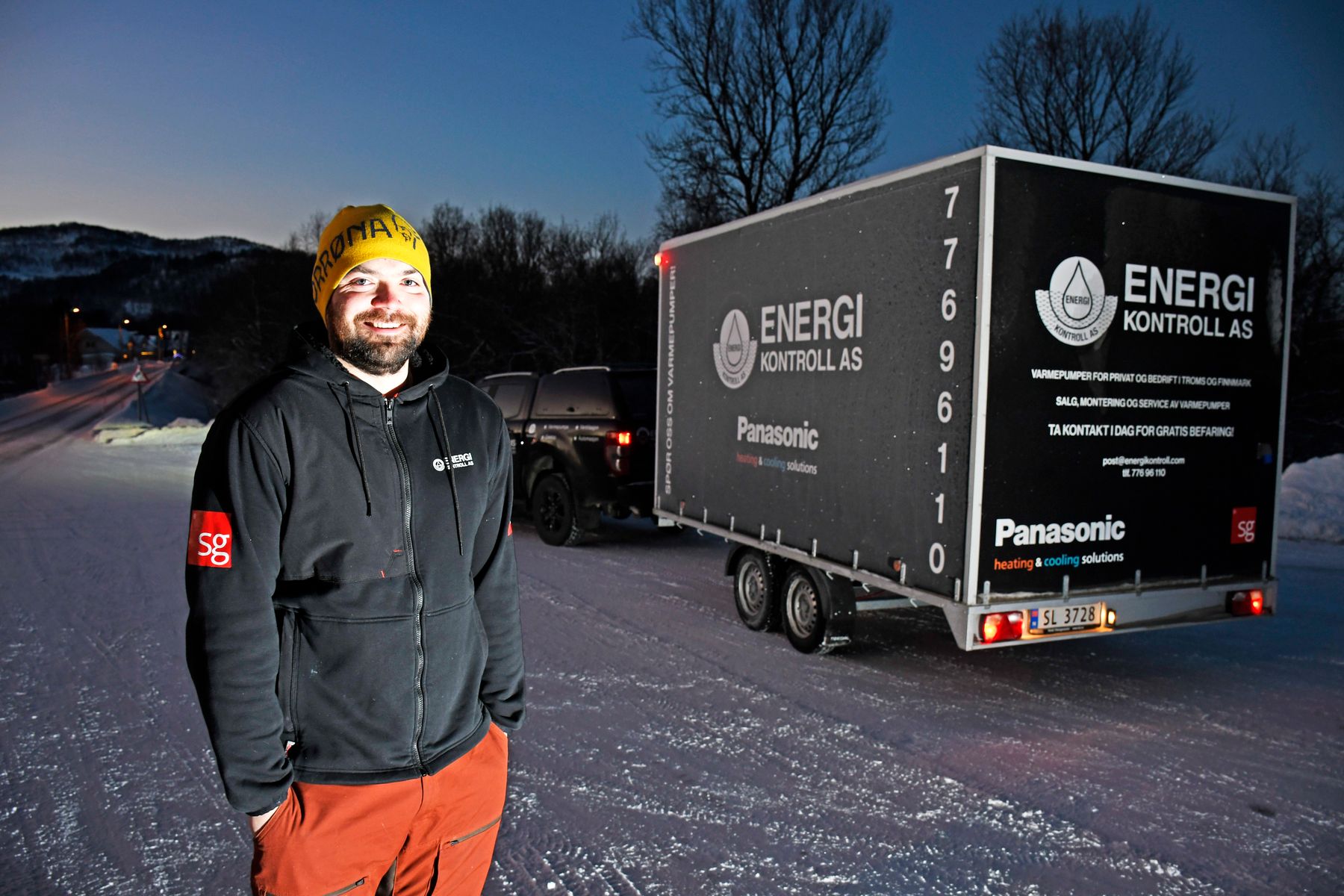 Pål-Oskar Guttormsen har i en årrekke montert varmepumper i Troms og Finnmark, her står han smilende ute en tidlig desemberdag foran tilhengeren sin som han bruker på å frakte varmepumpene.​​​​‌﻿‍﻿​‍​‍‌‍﻿﻿‌﻿​‍‌‍‍‌‌‍‌﻿‌‍‍‌‌‍﻿‍​‍​‍​﻿‍‍​‍​‍‌﻿​﻿‌‍​‌‌‍﻿‍‌‍‍‌‌﻿‌​‌﻿‍‌​‍﻿‍‌‍‍‌‌‍﻿﻿​‍​‍​‍﻿​​‍​‍‌‍‍​‌﻿​‍‌‍‌‌‌‍‌‍​‍​‍​﻿‍‍​‍​‍‌‍‍​‌﻿‌​‌﻿‌​‌﻿​​‌﻿​﻿​﻿‍‍​‍﻿﻿​‍﻿﻿‌‍‍‌‌﻿​﻿‌‍‍​‌‍​‌‌﻿‌‍‌﻿​﻿‌‍‍﻿‌﻿​‍‌‍​‌‌‍‌‍‌﻿‌​​‍﻿‍‌﻿​﻿‌‍​‌‌‍﻿‍‌‍‍‌‌﻿‌​‌﻿‍‌​‍﻿‍‌﻿​﻿‌﻿‌​‌﻿‌‌‌‍‌​‌‍‍‌‌‍﻿﻿​‍﻿﻿‌‍‍‌‌‍﻿‍‌﻿‌​‌‍‌‌‌‍﻿‍‌﻿‌​​‍﻿﻿‌‍‌‌‌‍‌​‌‍‍‌‌﻿‌​​‍﻿﻿‌‍﻿‌‌‍﻿﻿‌‍‌​‌‍‌‌​﻿﻿‌‌﻿​​‌﻿​‍‌‍‌‌‌﻿​﻿‌‍‌‌‌‍﻿‍‌﻿‌​‌‍​‌‌﻿‌​‌‍‍‌‌‍﻿﻿‌‍﻿‍​﻿‍﻿‌‍‍‌‌‍‌​​﻿﻿‌‌‍​‌‌‍‌​​﻿‍​‌‍‌​​﻿‌‍​﻿‌‍​﻿​﻿‌‍​‌​‍﻿‌‌‍‌​​﻿‌﻿​﻿‌‌​﻿​​​‍﻿‌​﻿‌​‌‍​﻿​﻿‌‍​﻿‌﻿​‍﻿‌‌‍​‍​﻿‌‌‌‍‌‍​﻿‌​​‍﻿‌‌‍‌​​﻿‍‌‌‍‌​​﻿‌﻿​﻿‌‌​﻿​﻿​﻿‌﻿​﻿‌﻿‌‍​﻿​﻿​﻿‌‍​‍‌‍‌‌​﻿‍﻿‌﻿‌​‌﻿‍‌‌﻿​​‌‍‌‌​﻿﻿‌‌‍​‌‌﻿​‍‌﻿‌​‌‍‍‌‌‍​﻿‌‍﻿​‌‍‌‌​﻿‍﻿‌﻿​​‌‍​‌‌﻿‌​‌‍‍​​﻿﻿‌‌‍‍‌‌‍﻿‌‌‍​‌‌‍‌﻿‌‍‌‌​‍﻿‍‌‍​‌‌‍﻿​‌﻿‌​​﻿﻿﻿‌‍​‍‌‍​‌‌﻿​﻿‌‍‌‌‌‌‌‌‌﻿​‍‌‍﻿​​﻿﻿‌‌‍‍​‌﻿‌​‌﻿‌​‌﻿​​‌﻿​﻿​‍‌‌​﻿​﻿‌​​‌​‍‌‌​﻿​‍‌​‌‍​‍‌‌​﻿​‍‌​‌‍‌‍‍‌‌﻿​﻿‌‍‍​‌‍​‌‌﻿‌‍‌﻿​﻿‌‍‍﻿‌﻿​‍‌‍​‌‌‍‌‍‌﻿‌​​‍﻿‍‌﻿​﻿‌‍​‌‌‍﻿‍‌‍‍‌‌﻿‌​‌﻿‍‌​‍﻿‍‌﻿​﻿‌﻿‌​‌﻿‌‌‌‍‌​‌‍‍‌‌‍﻿﻿​‍‌‍‌‍‍‌‌‍‌​​﻿﻿‌‌‍​‌‌‍‌​​﻿‍​‌‍‌​​﻿‌‍​﻿‌‍​﻿​﻿‌‍​‌​‍﻿‌‌‍‌​​﻿‌﻿​﻿‌‌​﻿​​​‍﻿‌​﻿‌​‌‍​﻿​﻿‌‍​﻿‌﻿​‍﻿‌‌‍​‍​﻿‌‌‌‍‌‍​﻿‌​​‍﻿‌‌‍‌​​﻿‍‌‌‍‌​​﻿‌﻿​﻿‌‌​﻿​﻿​﻿‌﻿​﻿‌﻿‌‍​﻿​﻿​﻿‌‍​‍‌‍‌‌​‍‌‍‌﻿‌​‌﻿‍‌‌﻿​​‌‍‌‌​﻿﻿‌‌‍​‌‌﻿​‍‌﻿‌​‌‍‍‌‌‍​﻿‌‍﻿​‌‍‌‌​‍‌‍‌﻿​​‌‍​‌‌﻿‌​‌‍‍​​﻿﻿‌‌‍‍‌‌‍﻿‌‌‍​‌‌‍‌﻿‌‍‌‌​‍﻿‍‌‍​‌‌‍﻿​‌﻿‌​​‍​‍‌﻿﻿‌