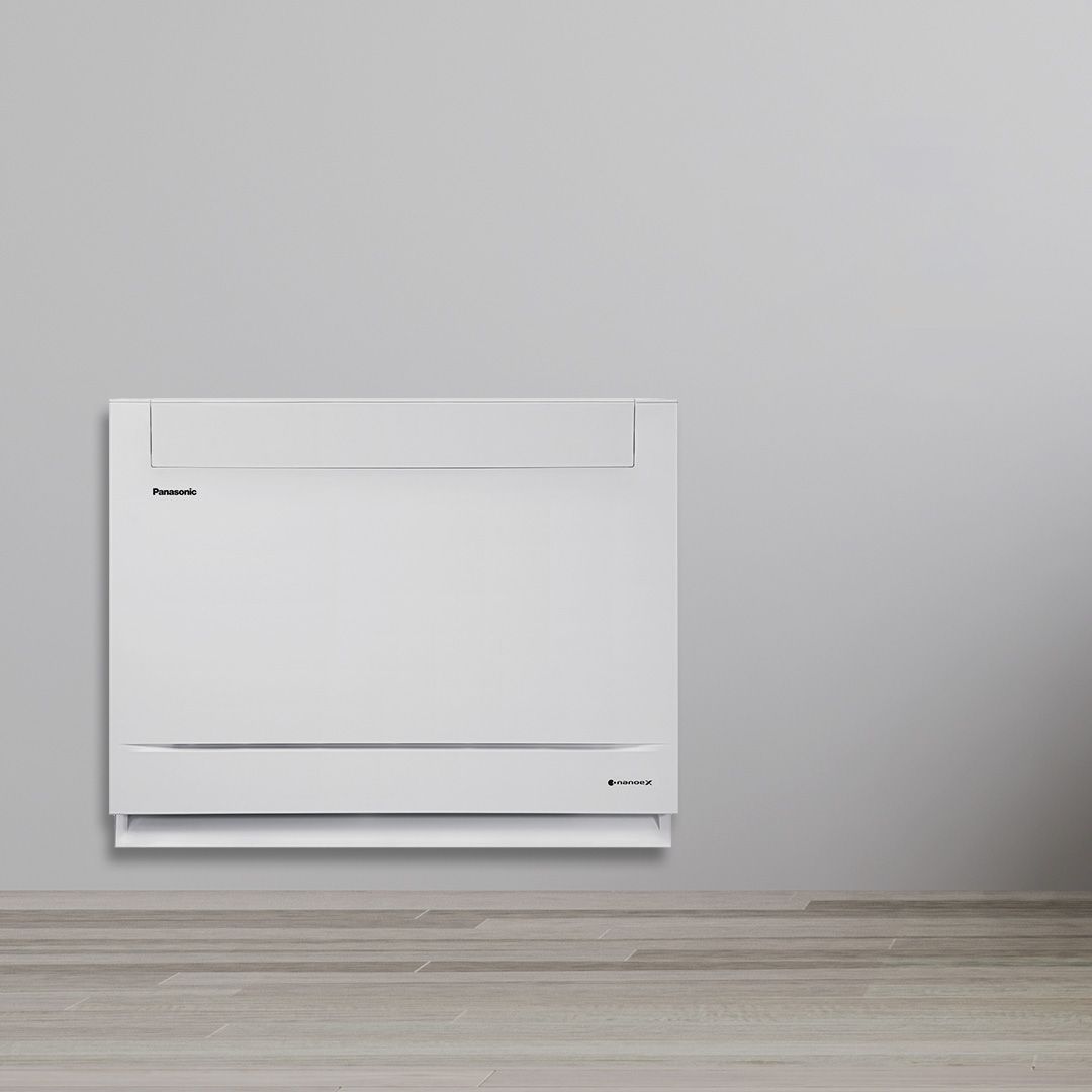 Den diskré og nøytrale Panasonic luft til luft varmepumpe Z25 gulvmodellen med moderne linjer, ferdig montert på en hvit vegg