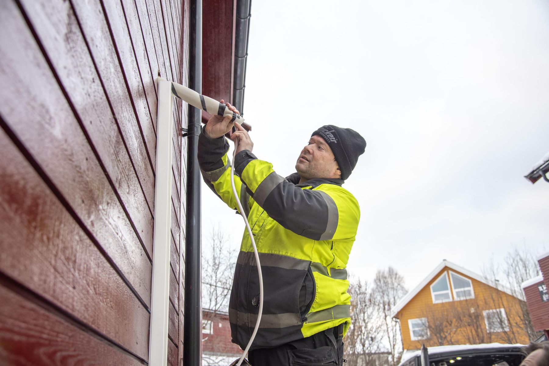 Raymond Ratama er daglig leder i Kulde og Varmepumpe Service AS. Han forteller at det ikke er uvanlig å montere så mange som 130 varmepumper i de hektiske ukene før jul – mange av dem fra Ishavskraft.