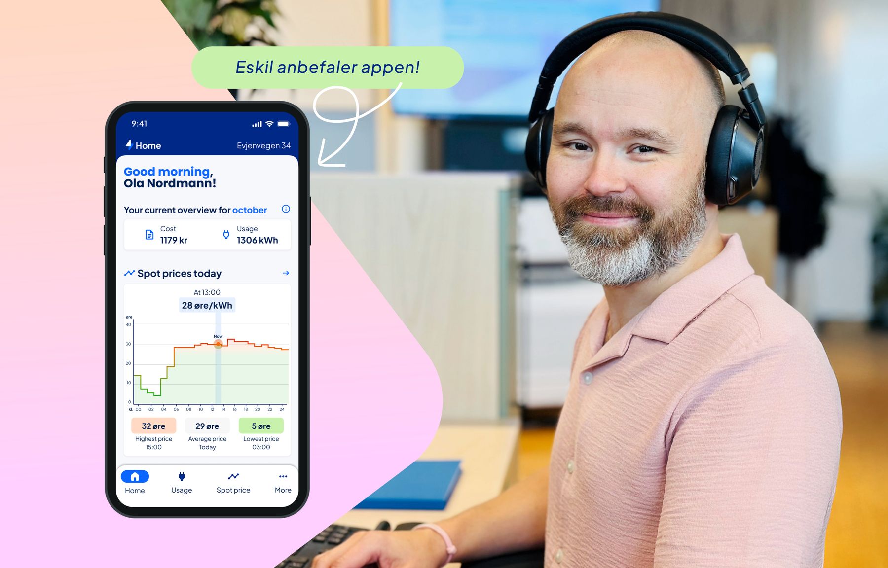 En smilende Eskil på kundeservice hos Ishavskraft sitter foran PCen sin med høretelefoner på, en mobiltelefon viser hvordan strømforbruket ser ut i strømappen