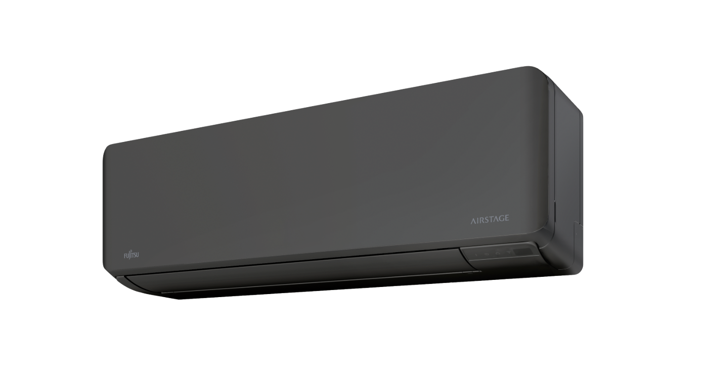 Moderne soverom med vegghengt svart Fujitsu varmepumpe montert over sengen, omgitt av lyse vegger og minimalistisk interiør