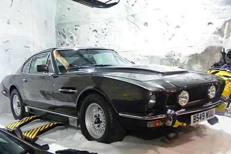 Aston Martin V8