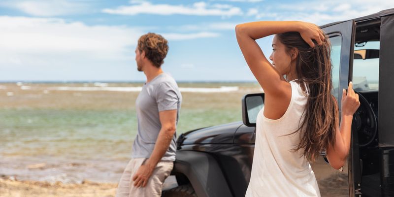 couple-on-road-trip-travel-holiday