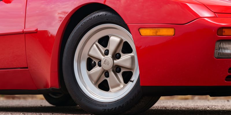 Porsche 944