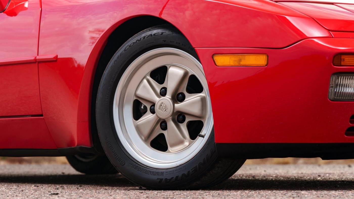 Porsche 944