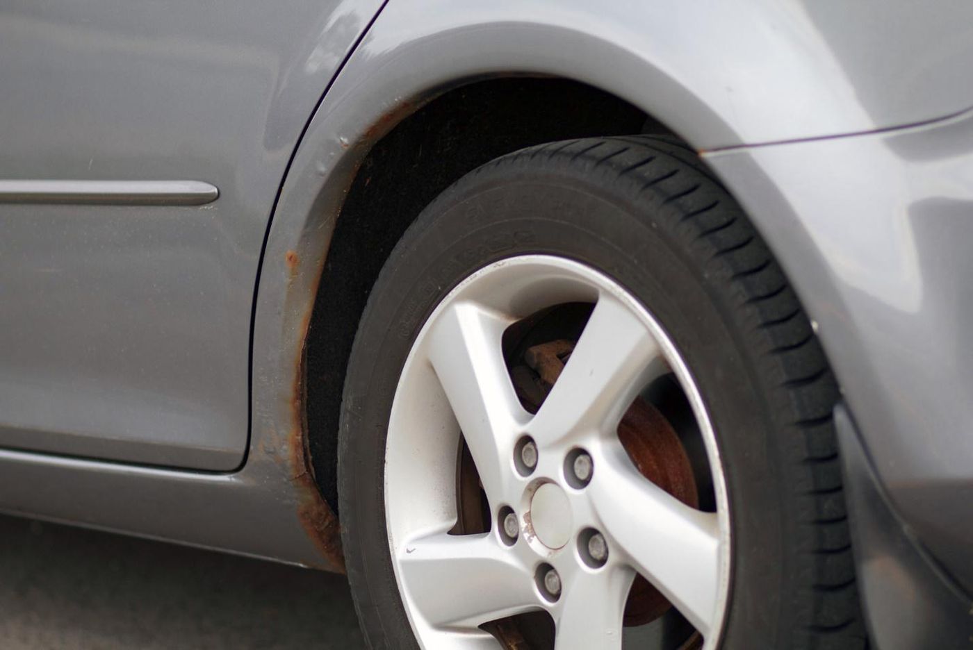 A close up of a car tire Description automatically generated with medium confidence