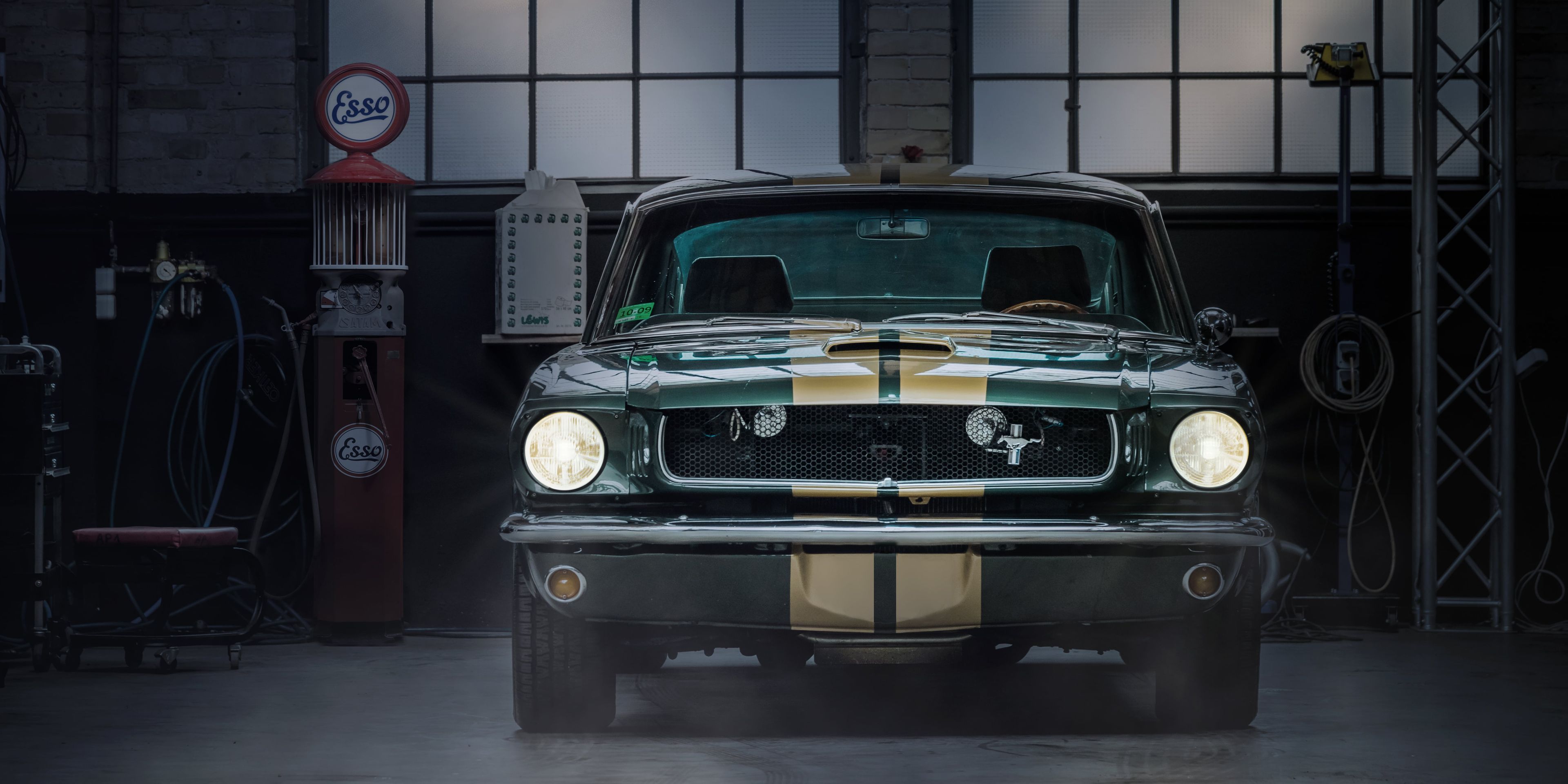 berlin-germany-april-2018-oldtimer-garage