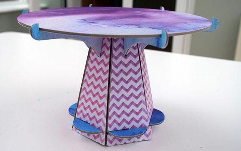 armed supports of the cake stand