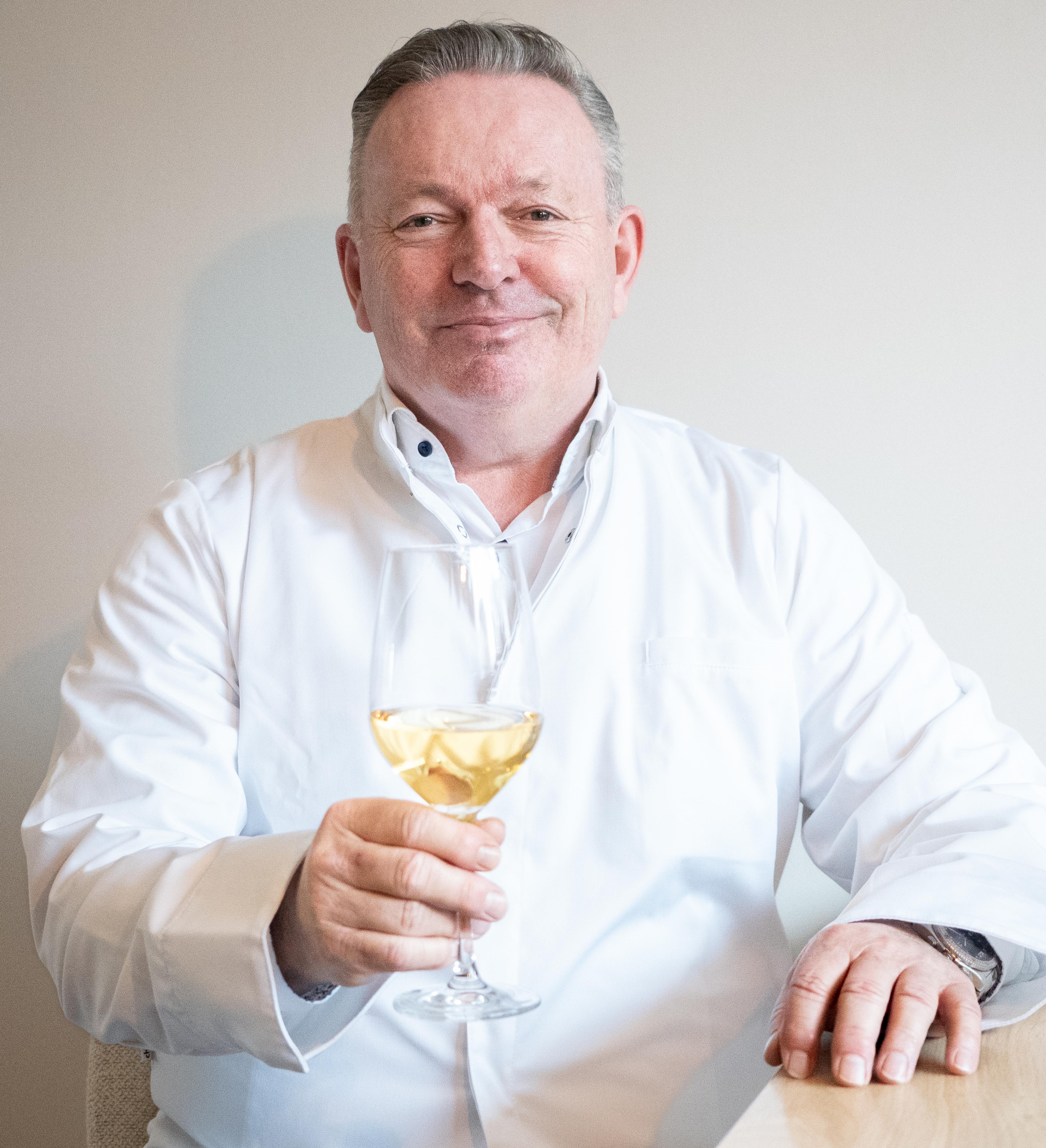 Zijn brede ervaring buiten de horeca vormt een solide fundament voor zijn succesvolle overstap naar de wijnsector. Aanvullend op zijn ervaring, heeft Hans zijn kennis over de horeca verrijkt met een SVH diploma en het wijnbrevet  (SDEN3) van de Wijnacademie.  Vervolgens heeft Hans de titel registervinoloog van de wijnacademie behaald. (RV) Daarna heeft hij de academie voor gastronomie gevolgd bij  dr. Peter Klosse waardoor hij zeer bedreven is geworden om combinaties van wijn en spijs te presenteren en te adviseren.
Hans expertise in wijn is reeds erkend. Hij is lid van het selectiepanel van diverse importeurs en heeft vele wijnproeverijen georganiseerd.  Daarnaast geeft Hans de wijnopleiding SDEN1 en SDEN2 op locatie bij de klant of in zijn eigen proeflokaal.  Al meer dan 20 jaar kookt hij als amateurkok, onder andere als Gezel van het Culinair Gilde Brabanconne. Zijn combinatie van wijnkennis en kookkunst resulteert in unieke private diners bij gasten thuis.  Tenslotte is Hans eveneens werkzaam als de sommelier van PSV.