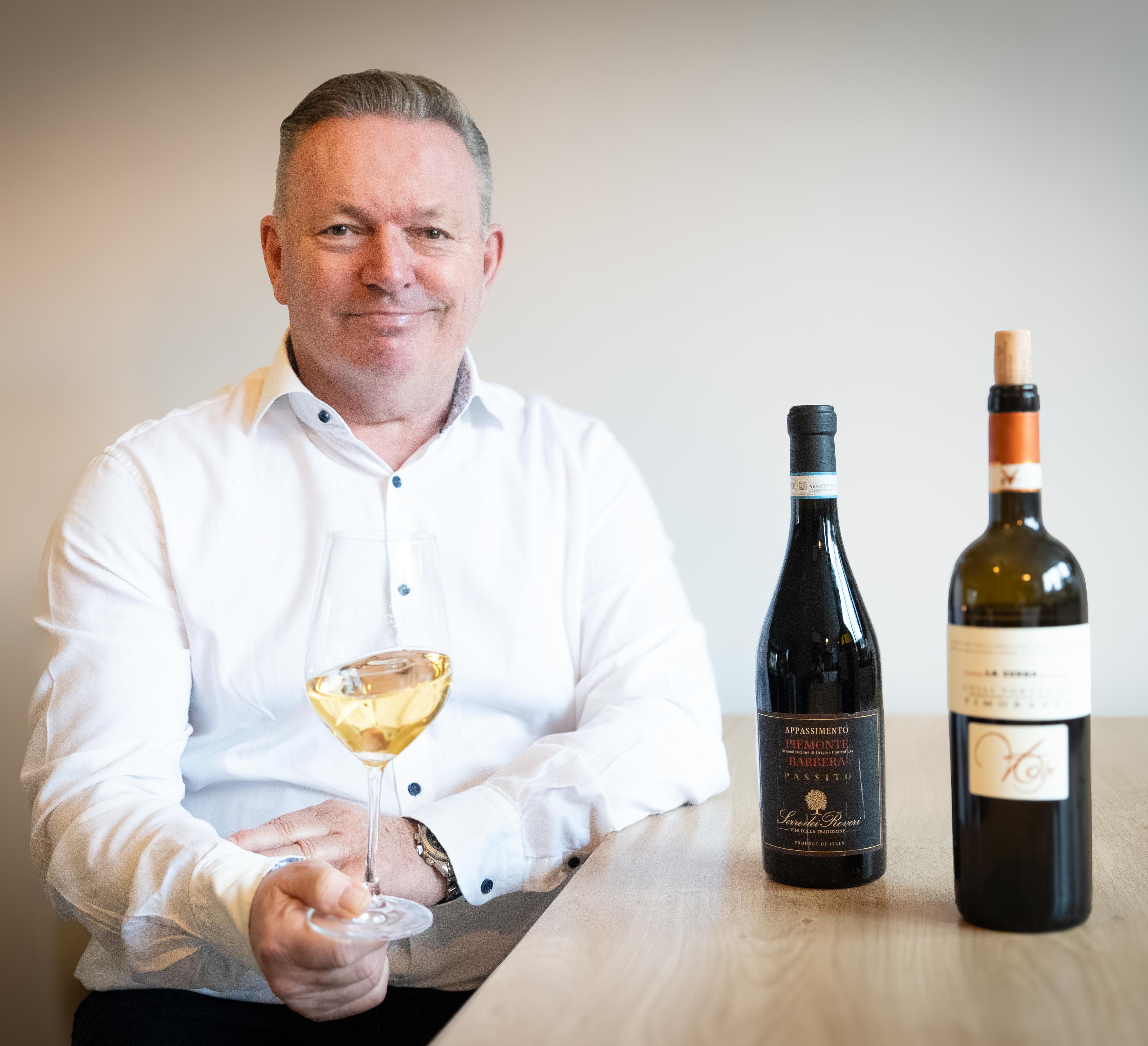 Met ruim 30 jaar aan rijke professionele ervaring heeft Hans Linssen, 60 jaar oud, een opmerkelijke reis gemaakt die gekenmerkt wordt door expertise in sales, marketing en management. Na het afronden van zijn HBO-opleiding Technische Natuurkunde, heeft Hans zijn vakkundige voetafdrukken achtergelaten in diverse technische bedrijven en groothandels als sales- en marketingmanager.
In 1996 koos Hans voor een nieuwe uitdaging bij ING Bank, waar hij gedurende 17 jaar verschillende rollen vervulde, van cliëntmanager tot rayondirecteur. Zijn ondernemingsgeest werd in 2013 ontketend toen hij zijn eerste consultancy bedrijf oprichtte. Hoewel hij in 2016 nog eenmaal terugkeerde naar de technieksector als salesmanager bij Neways en Actemium bleef de roep van het ondernemerschap en vooral zijn passie voor wijn en koken sterk.