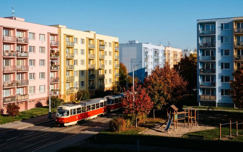 Zrekonstruované panelové domy a tramvaj v okrajové pražské čtvrti