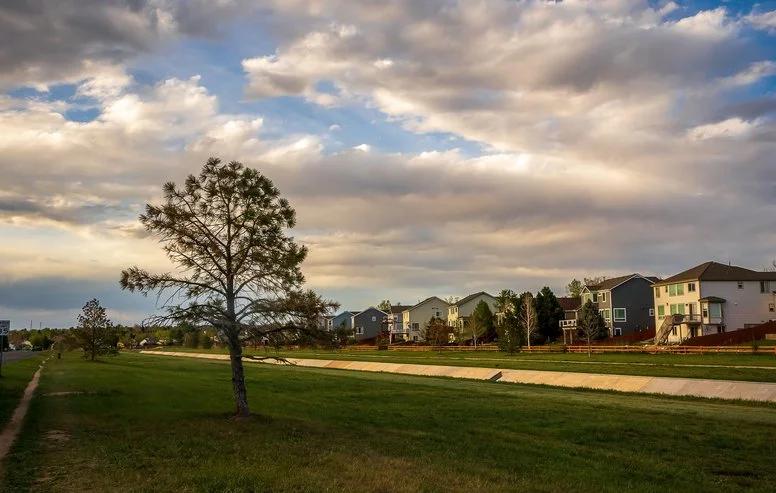 Les villes les plus et les moins densément peuplées en Amérique — Ligne d’horizon d’Aurora (CO).