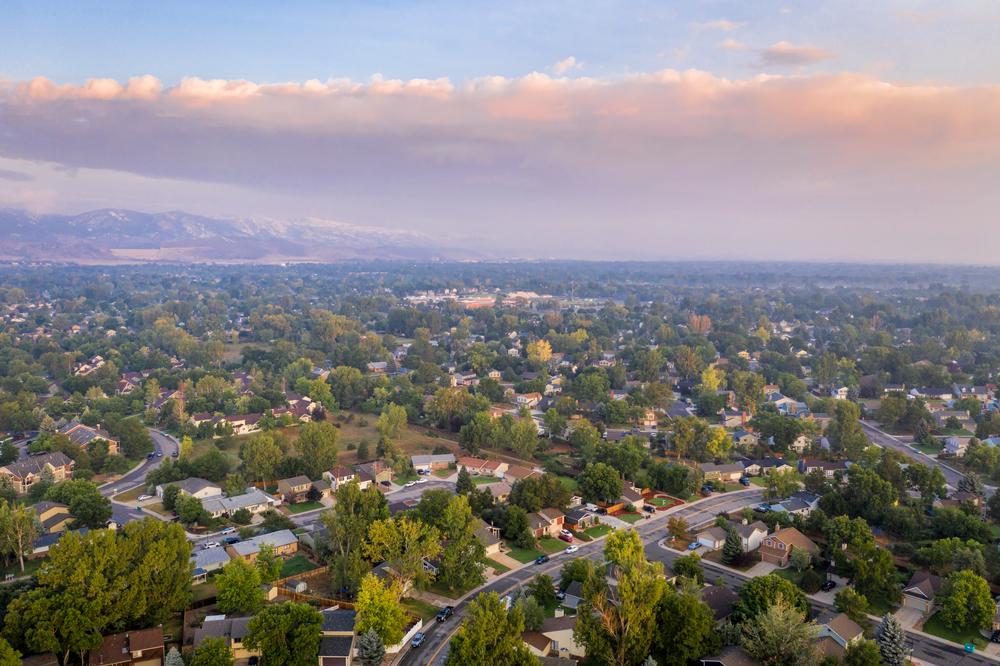 Vue de Fort Collins, CO par une journée nuageuse avec une légère présence de smog.