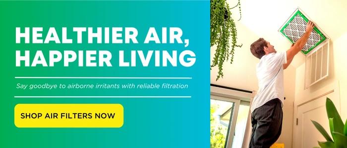 Vue d’un propriétaire remplaçant le filtre CVC de sa maison par un filtre de Filterbuy.