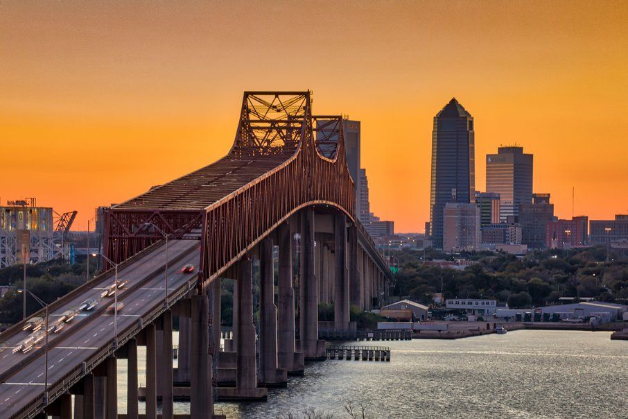 États et comtés présentant les taux les plus élevés de cancer du poumon : infographie d’un coucher de soleil sur une ville du Sud‑Est des États‑Unis, une région où se trouvent certains des taux de cancer du poumon les plus élevés du pays.