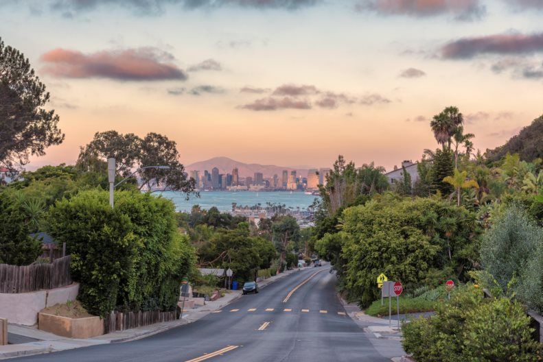 Villes américaines ayant la pire et la meilleure qualité de l’air — Infographie du paysage urbain de San Diego vu d’une rue résidentielle, et de l’influence côtière de la ville offrant une qualité de l’air relativement favorable.