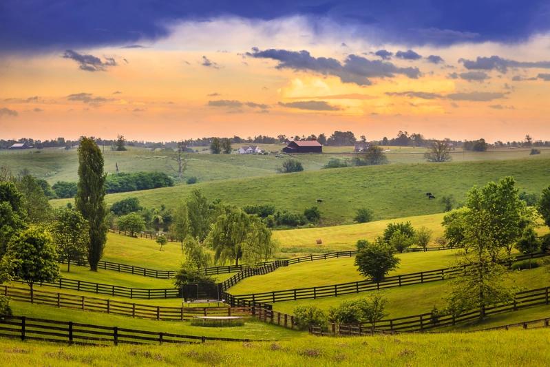 États aux économies à la croissance la plus rapide – Image du magnifique paysage de campagne du Kentucky au crépuscule.