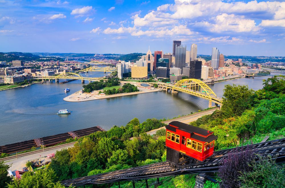 Ligne d’horizon de Pittsburgh, Pennsylvanie, avec des ponts jaunes et l’ascenseur Duquesne au premier plan